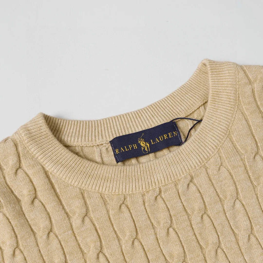P186 Style No.: 601 -Ralph Lauren RL classic war horse logo embroidered pullover long-sleeved sweater on the chest -The item is made of custom-dyed and custom-spun yarn, purchased from the original version. A full set of customized accessories. Details determine success or failure. Heavy new autumn and winter product. High weight. Soft and delicate. The upper body effect is very nice. Loose fit. Women's model. -Color: white, gray, navy blue, red, khaki, blue, pink. -Sizes: S / M/ Ｌ S size 80-100 jins, M size 100-120 jins, Large size 120-135 jins